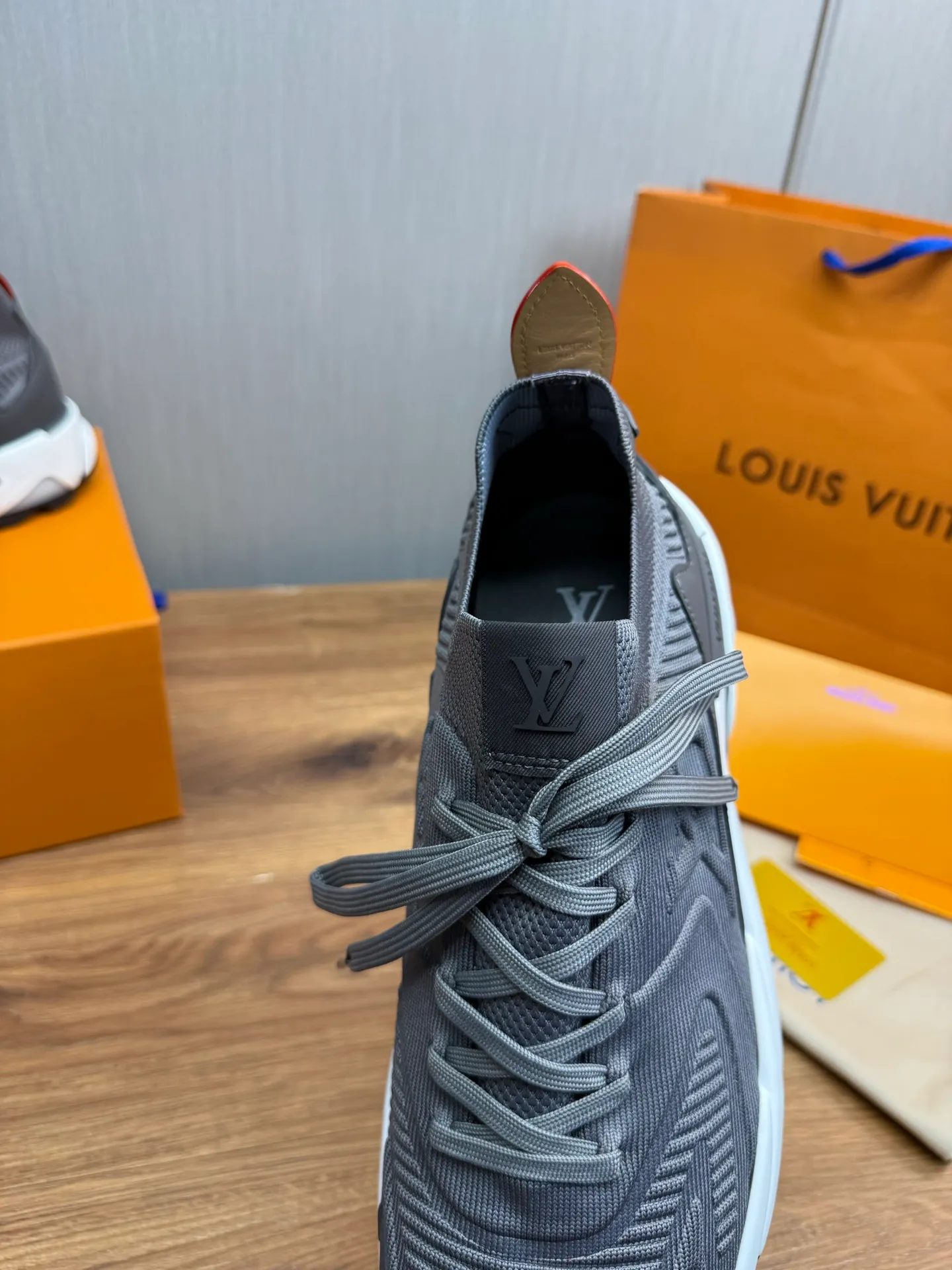 Men's Men's Shoes 580💰 🌈LV | Louis Vuitton 2025 LV Louis Vuitton L House Donkey Brand Latest Olympia Series Couple Style Silver Horn King Casual Sports Shoes Running Shoes This LV Olympia sports shoe combines mesh fabric and metallic synthetic leather and other technical fabrics to reinterpret the classic running shoe design with a neat and simple design. Lightweight EVA outsole provides a stretchy fit. Rich details such as Monogram embossing and LV letters establish recognition. Exquisite packaging at the delivery counter 🛍📦 ▪️Fabric: original imported technical fabric + mesh ▪️Inner lining: original customized breathable mesh ▪️Sole: original molded rubber foam material ▪️Sole thickness: 3.5CM ▪️Size: 38-44 yards